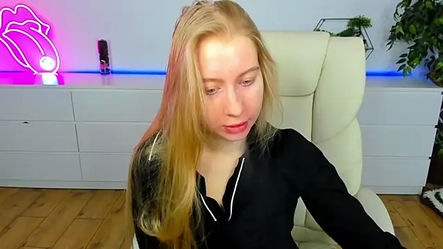 Snapshot of Alina_Blonde chatting on 02-05-26, 06:40 Alina Blonde online show from 02-05-26, 06:40