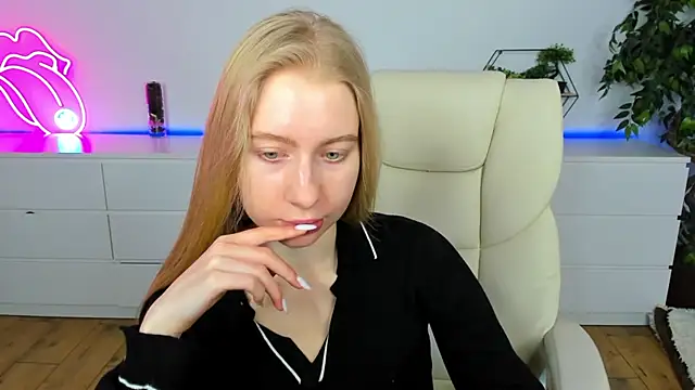 Snapshot of Alina_Blonde chatting on 02-08-26, 06:39 Alina Blonde online show from 02-08-26, 06:39