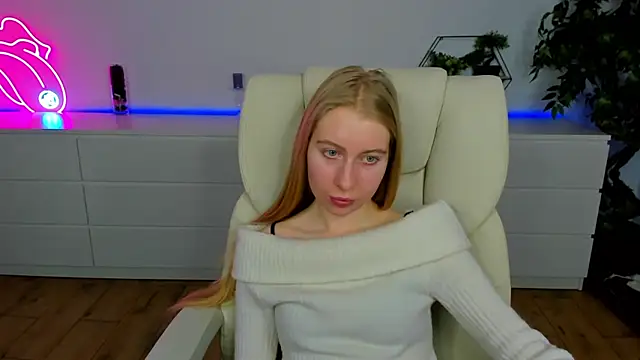 Snapshot of Alina_Blonde chatting on 02-15-26, 08:24 Alina Blonde online show from 02-15-26, 08:24