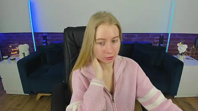 Snapshot of Alina_Blonde chatting on 02-16-26, 06:42 Alina Blonde online show from 02-16-26, 06:42