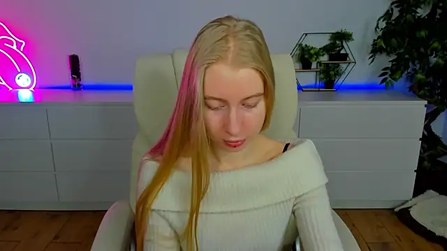 Snapshot of Alina_Blonde chatting on 02-19-26, 06:42 Alina Blonde online show from 02-19-26, 06:42