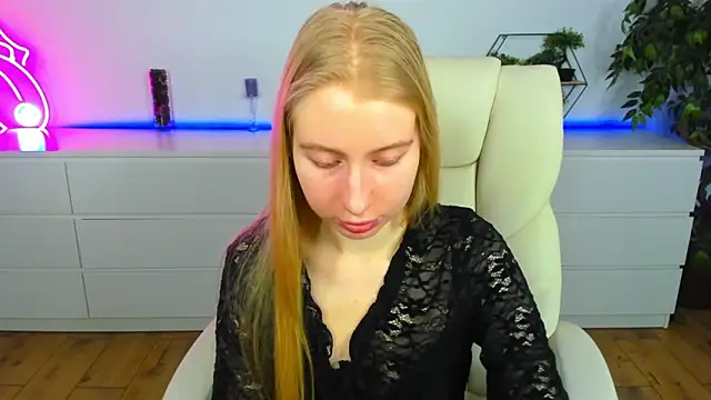 Snapshot of Alina_Blonde chatting on 03-19-26, 06:39 Alina Blonde online show from 03-19-26, 06:39