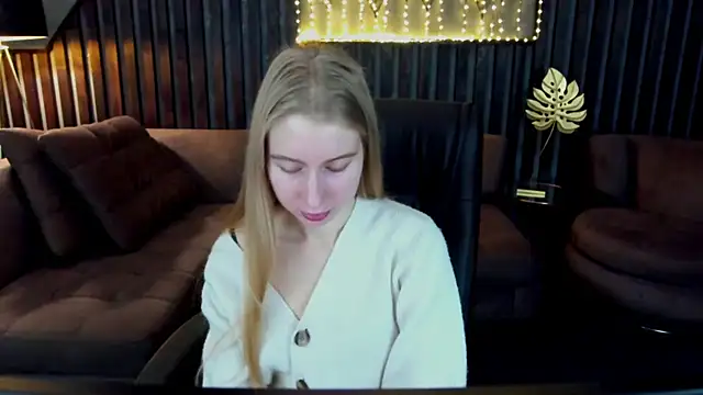 Snapshot of Alina_Blonde chatting on 04-02-26, 05:38 Alina Blonde online show from 04-02-26, 05:38
