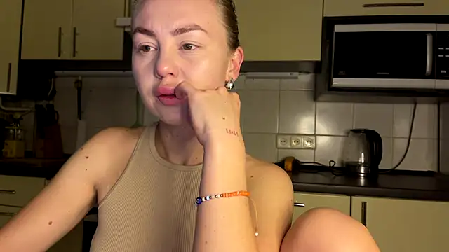 Snapshot of MartaLuna_ chatting on 06-19-26, 08:34 MartaLuna online show from 06-19-26, 08:34