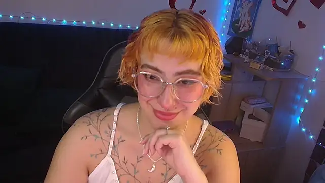 Snapshot of Miacatsito3 chatting on 06-13-26, 04:21 Miacatsito3 online show from 06-13-26, 04:21