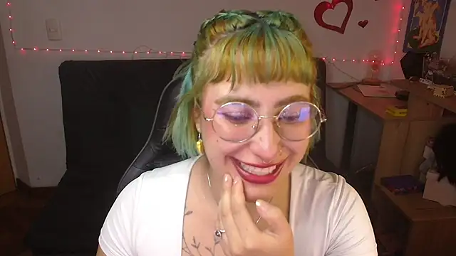Snapshot of Miacatsito3 chatting on 07-14-26, 01:41 Miacatsito3 online show from 07-14-26, 01:41