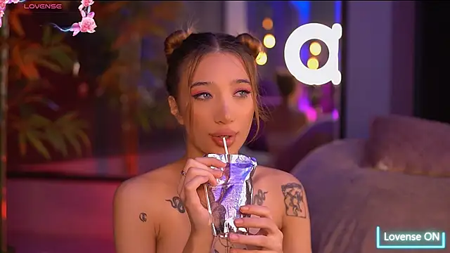 Snapshot of SiennaJayden chatting on 10-28-25, 06:32 SiennaJayden online show from 10-28-25, 06:32