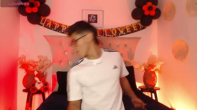 Snapshot of SalvadorFit chatting on 10-24-25, 08:38 SalvadorFit online show from 10-24-25, 08:38