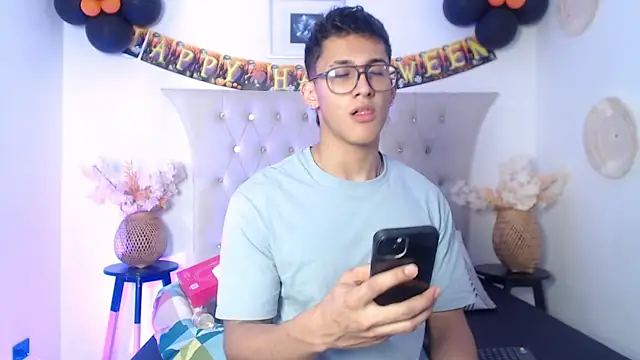 Snapshot of SalvadorFit chatting on 10-30-25, 08:20 SalvadorFit online show from 10-30-25, 08:20