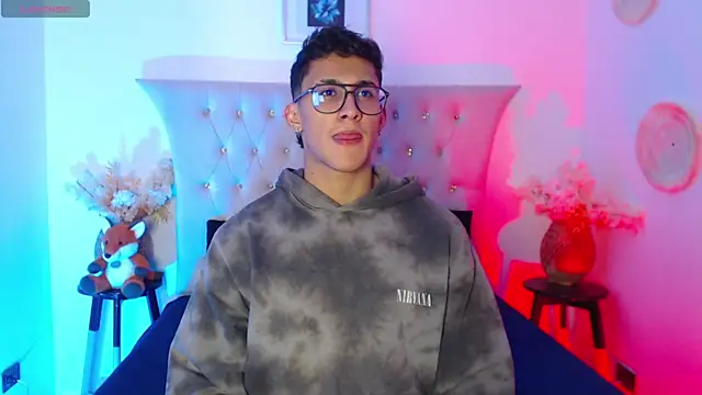 Snapshot of SalvadorFit chatting on 11-06-25, 08:32 SalvadorFit online show from 11-06-25, 08:32