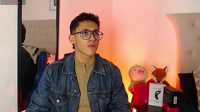 Snapshot of SalvadorFit chatting on 11-17-25, 08:36 SalvadorFit online show from 11-17-25, 08:36