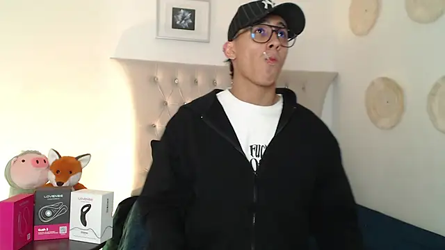 Snapshot of SalvadorFit chatting on 11-18-25, 08:35 SalvadorFit online show from 11-18-25, 08:35