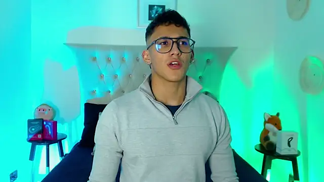 Snapshot of SalvadorFit chatting on 11-25-25, 08:42 SalvadorFit online show from 11-25-25, 08:42