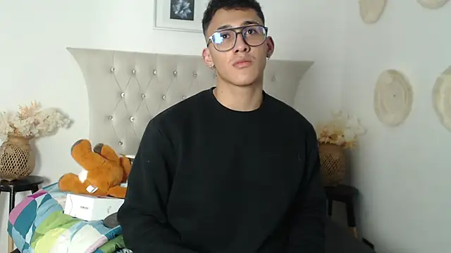 Snapshot of SalvadorFit chatting on 11-26-25, 08:43 SalvadorFit online show from 11-26-25, 08:43