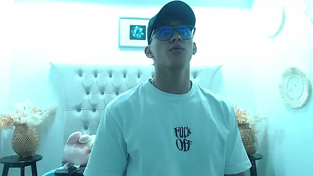 Snapshot of SalvadorFit chatting on 12-04-25, 08:28 SalvadorFit online show from 12-04-25, 08:28