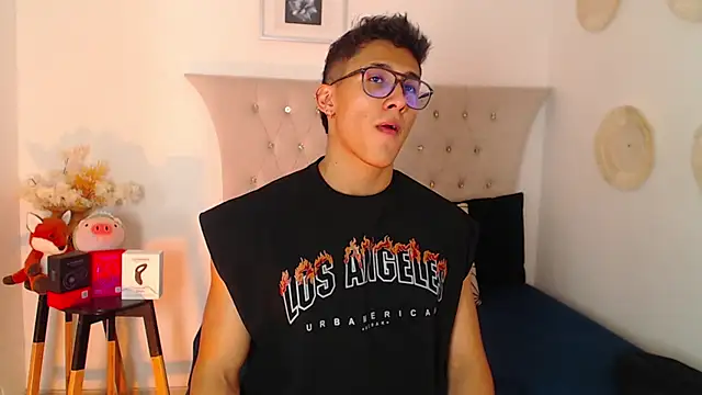 Snapshot of SalvadorFit chatting on 12-05-25, 08:27 SalvadorFit online show from 12-05-25, 08:27