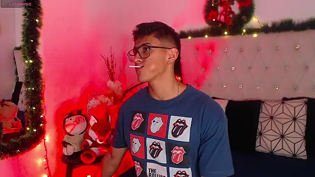 Snapshot of SalvadorFit chatting on 12-17-25, 08:37 SalvadorFit online show from 12-17-25, 08:37