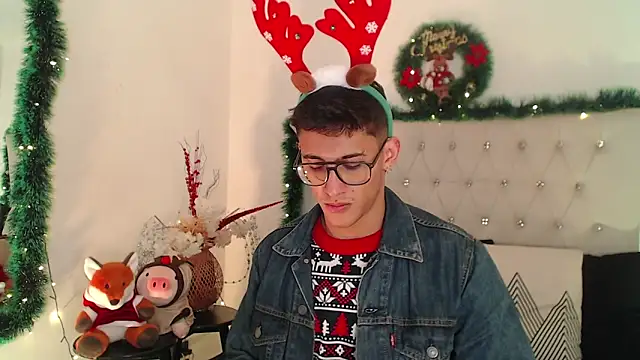 Snapshot of SalvadorFit chatting on 12-18-25, 10:16 SalvadorFit online show from 12-18-25, 10:16