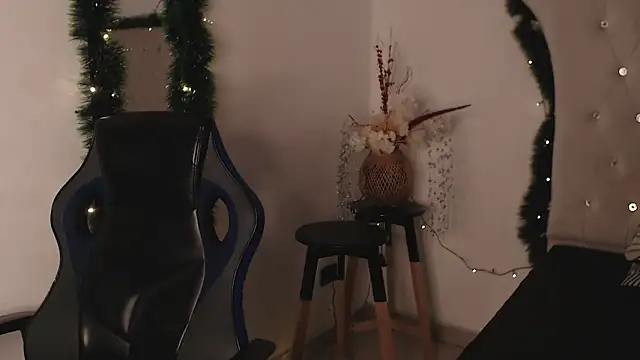 Snapshot of SalvadorFit chatting on 12-19-25, 09:11 SalvadorFit online show from 12-19-25, 09:11