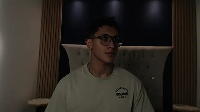 Snapshot of SalvadorFit chatting on 02-08-26, 08:23 SalvadorFit online show from 02-08-26, 08:23