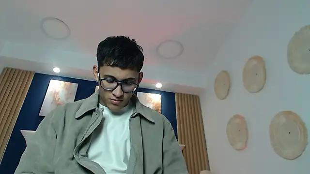 Snapshot of SalvadorFit chatting on 03-18-26, 08:12 SalvadorFit online show from 03-18-26, 08:12