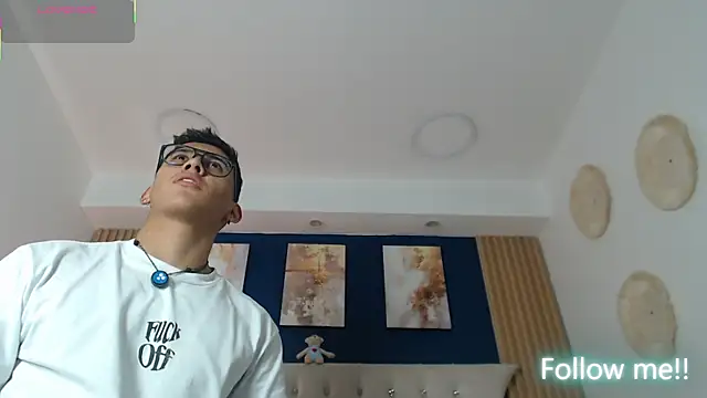 Snapshot of SalvadorFit chatting on 03-20-26, 08:35 SalvadorFit online show from 03-20-26, 08:35