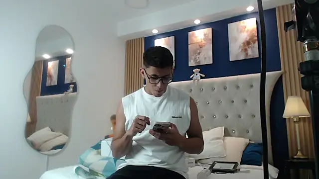 Snapshot of SalvadorFit chatting on 04-04-26, 08:17 SalvadorFit online show from 04-04-26, 08:17