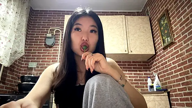 EmmaLeexth online show from 03-06-26, 10:12