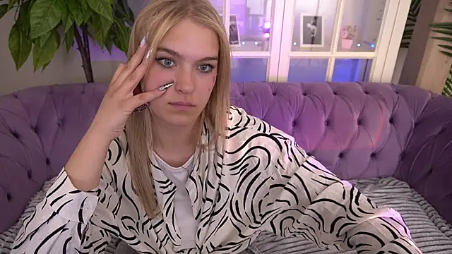 Snapshot of AlinaLiii chatting on 06-15-26, 07:21 AlinaLiii online show from 06-15-26, 07:21