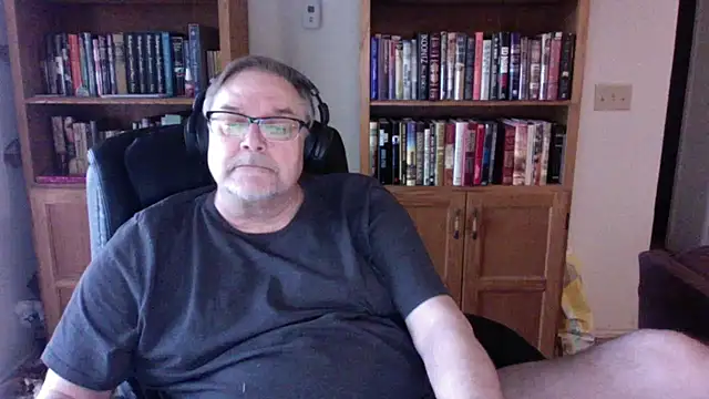 Snapshot of Vinyl22@xh chatting on 04-20-26, 11:28 Vinyl22xh online show from 04-20-26, 11:28