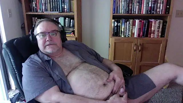 Snapshot of Vinyl22@xh chatting on 04-24-26, 09:17 Vinyl22xh online show from 04-24-26, 09:17