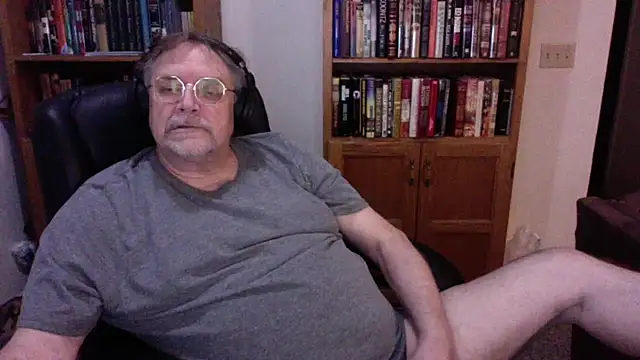 Snapshot of Vinyl22@xh chatting on 04-26-26, 09:23 Vinyl22xh online show from 04-26-26, 09:23