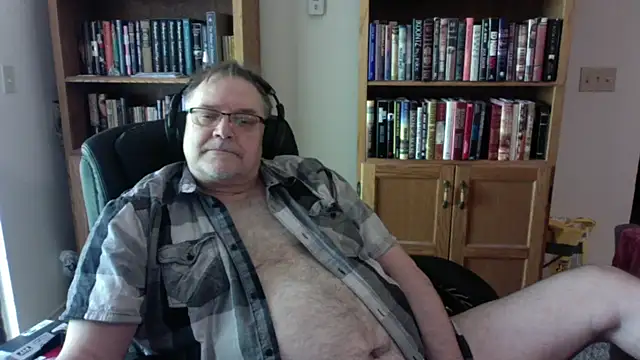 Snapshot of Vinyl22@xh chatting on 05-13-26, 04:37 Vinyl22xh online show from 05-13-26, 04:37