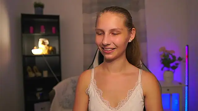 Snapshot of emmie_murray chatting on 06-19-26, 06:56 emmie murray online show from 06-19-26, 06:56