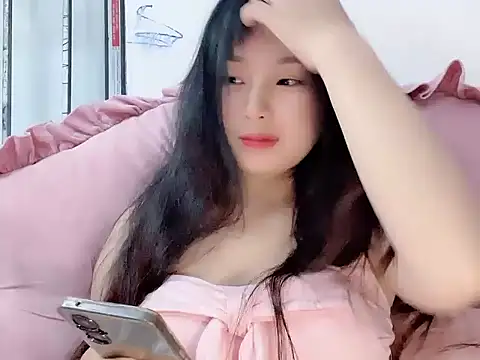 Snapshot of Lie_liee chatting on 06-24-26, 01:32 Lie liee online show from 06-24-26, 01:32