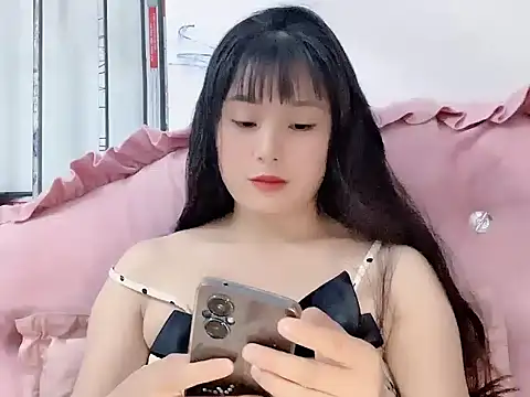 Snapshot of Lie_liee chatting on 06-25-26, 01:59 Lie liee online show from 06-25-26, 01:59