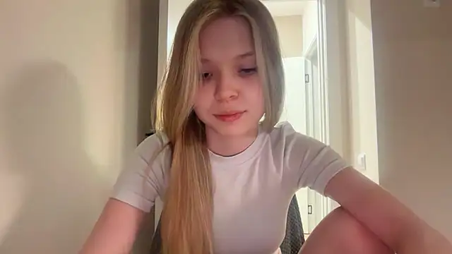 Snapshot of CandysRose chatting on 05-19-26, 06:36 CandysRose online show from 05-19-26, 06:36