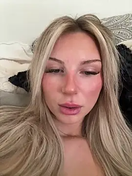 Snapshot of blondeeee chatting on 04-23-26, 04:09 blondeeee online show from 04-23-26, 04:09
