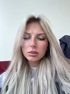 Snapshot of blondeeee chatting on 04-28-26, 04:45 blondeeee online show from 04-28-26, 04:45