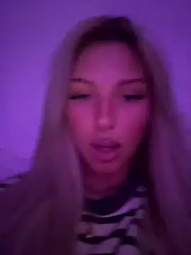 Snapshot of blondeeee chatting on 05-04-26, 04:58 blondeeee online show from 05-04-26, 04:58