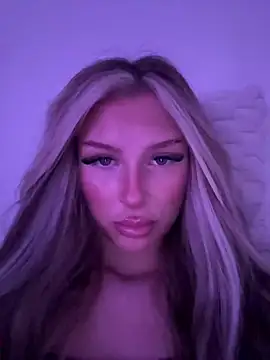 Snapshot of blondeeee chatting on 05-18-26, 03:29 blondeeee online show from 05-18-26, 03:29