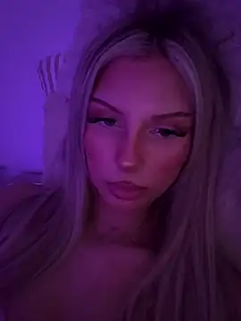 Snapshot of blondeeee chatting on 07-20-26, 03:47 blondeeee online show from 07-20-26, 03:47
