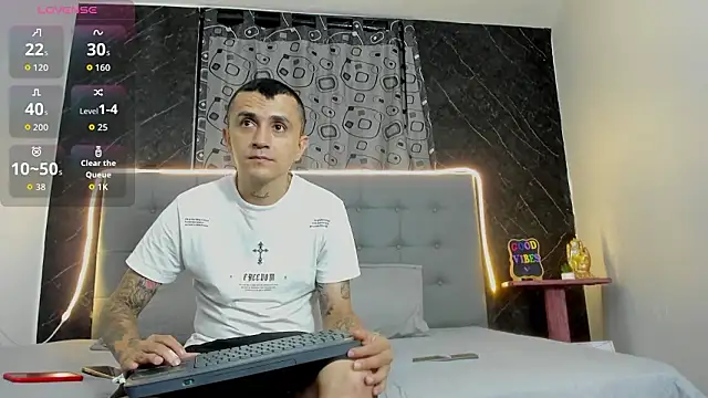 Snapshot of CharlotteAndSimon chatting on 03-13-26, 01:01 CharlotteAndSimon online show from 03-13-26, 01:01