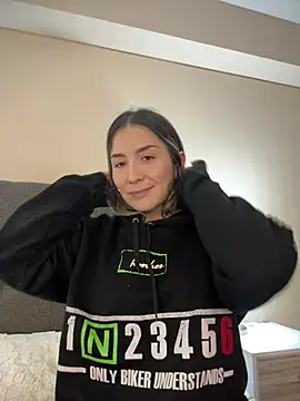 Snapshot of Mariana_gom chatting on 07-14-26, 12:33 Mariana gom online show from 07-14-26, 12:33