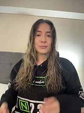 Snapshot of Mariana_gom chatting on 07-16-26, 02:23 Mariana gom online show from 07-16-26, 02:23
