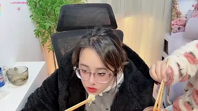 Snapshot of NEWONETO chatting on 12-22-25, 10:34 NEWONETO online show from 12-22-25, 10:34