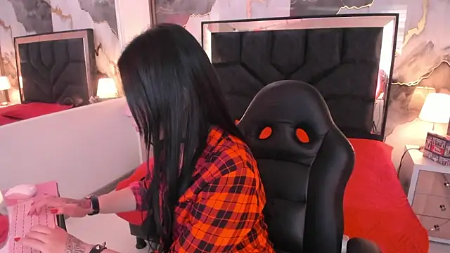 SusanVilla online show from 12-20-25, 08:16