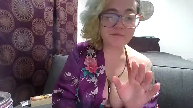 Snapshot of daniak90 chatting on 10-27-25, 04:49 daniak90 online show from 10-27-25, 04:49