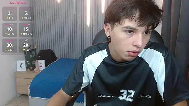 Snapshot of StiwenTwink chatting on 06-10-26, 01:32 StiwenTwink online show from 06-10-26, 01:32