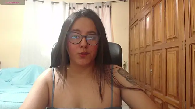 Snapshot of Venus_cat_ chatting on 06-25-26, 06:45 Venus cat online show from 06-25-26, 06:45